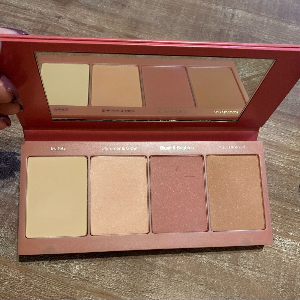 Clinique All Glow Highlight pallete- 💕🦄💕